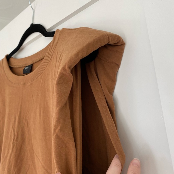 Shoulder pads mini dress in camel - Picture 3 of 7